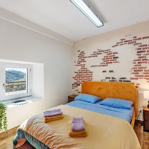 Macaja , Varazze Italia